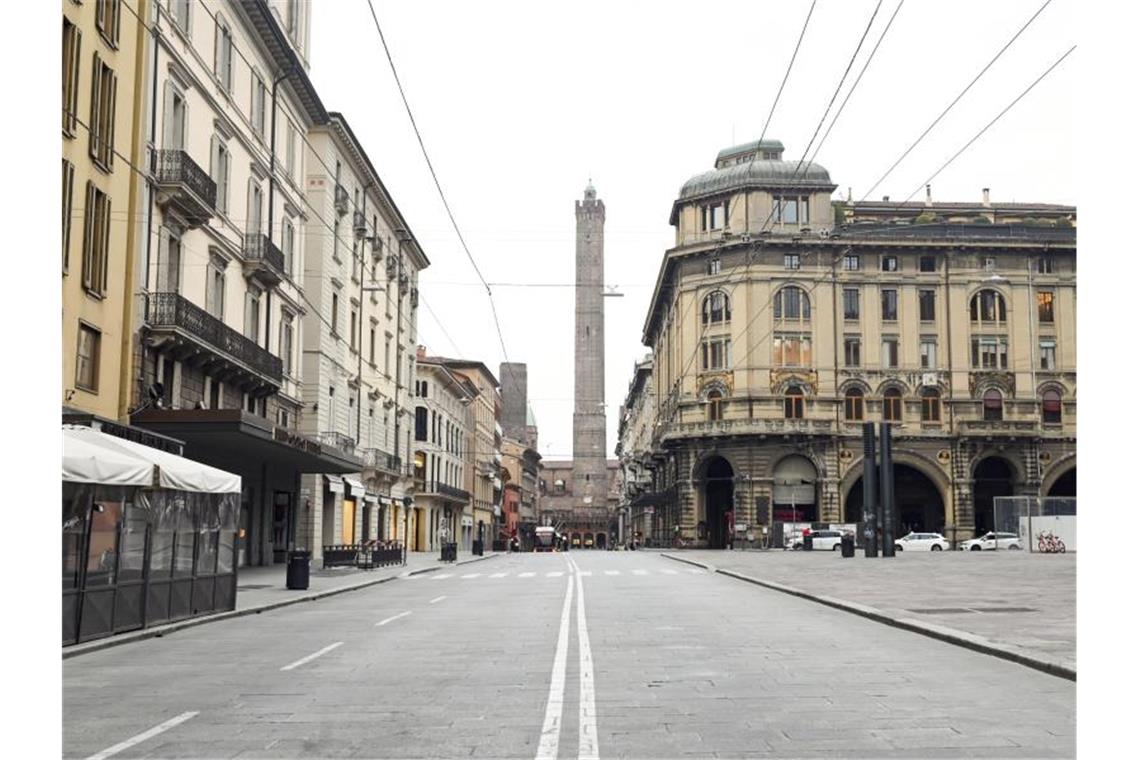 Die Weltgesundheitsorganisation (WHO) sieht erste Hoffnungszeichen, dass die strikten Ausgangsbeschränkungen zur Eindämmung des Coronavirus in Italien Wirkung zeigen. Die Innenstadt von Bologna am gestrigen Nachmittag. Foto: Massimo Paolone/LaPresse/AP/dpa