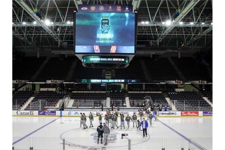 Die Weltmeisterschaft der Eishockey-Junioren ist nach zahlreichen Corona-Fällen abgebrochen worden. Foto: Jeff Mcintosh/The Canadian Press/AP/dpa