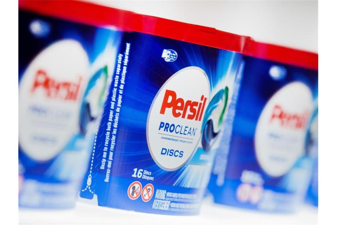 Trotz Corona: Henkel wächst mit Klebstoff und Persil Die weltweit steigende Nachfrage nach Industrieklebstoffen und die Erfolge von Klassikern wie Persil, Pril und Bref haben Henkel im ersten Quartal Rückenwind gegeben. Foto: Rolf Vennenbernd/dpa