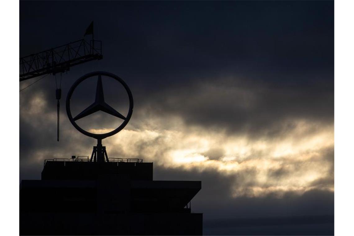 Die weltweiten Rückrufe und Verfahren im Zusammenhang mit dem Dieselskandal kosten Daimler für 2019 nochmals bis zu 1,5 Milliarden Euro zusätzlich. Foto: Sebastian Gollnow/dpa