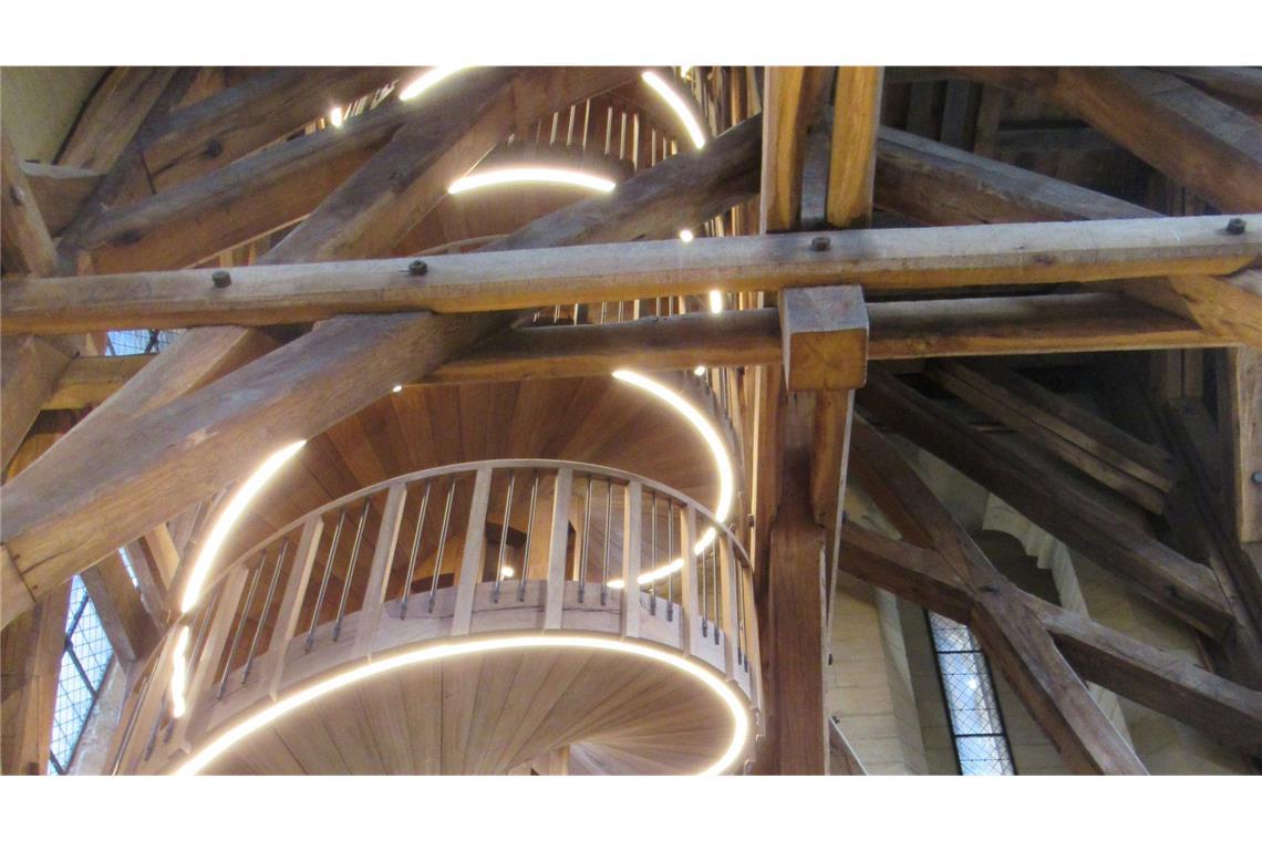 Die Wendeltreppe aus massiver Eiche ist 21 Meter hoch und 20 Tonnen schwer und gilt als ein Meisterwerk der Zimmermannskunst.