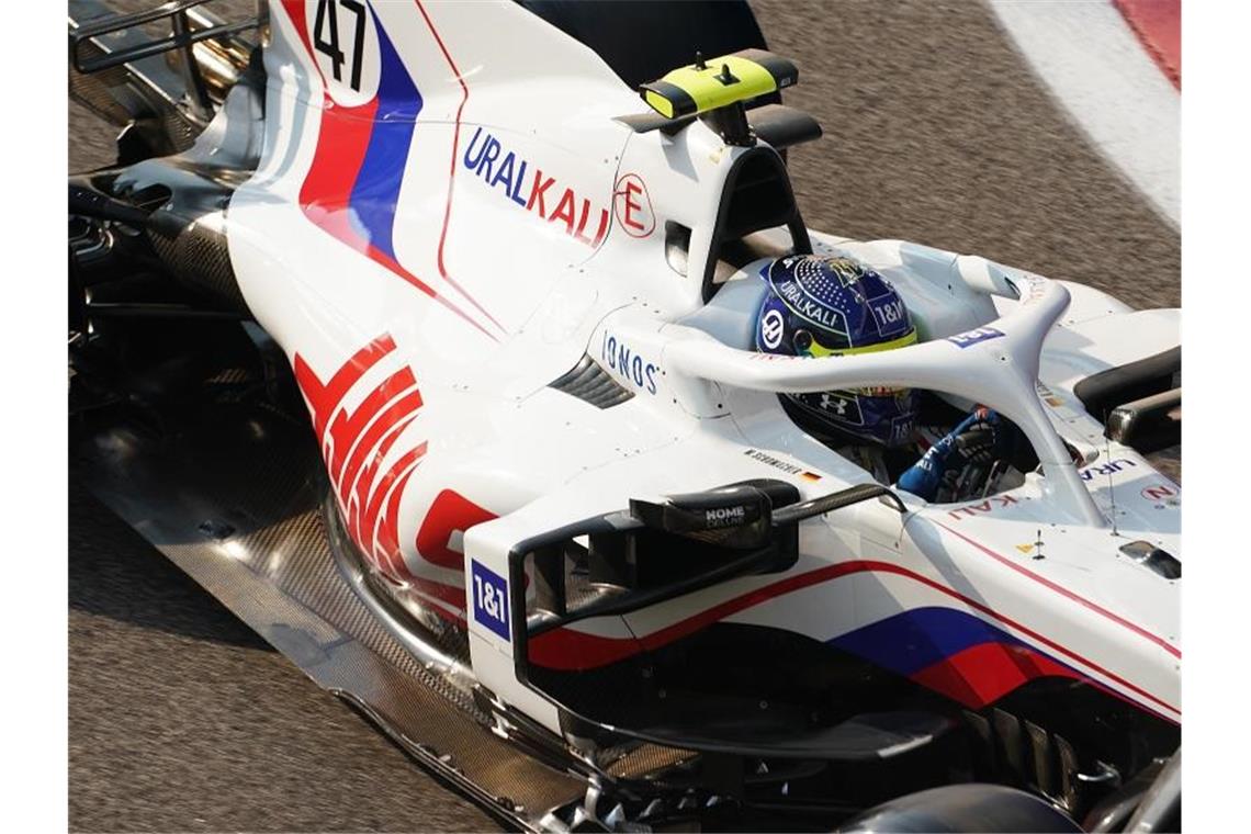 Die Werbung des Sponsors „Uralkali“ hinter dem Cockpit wird bei den weiteren Testfahrten weiß überstrichen. Foto: Hasan Bratic/dpa