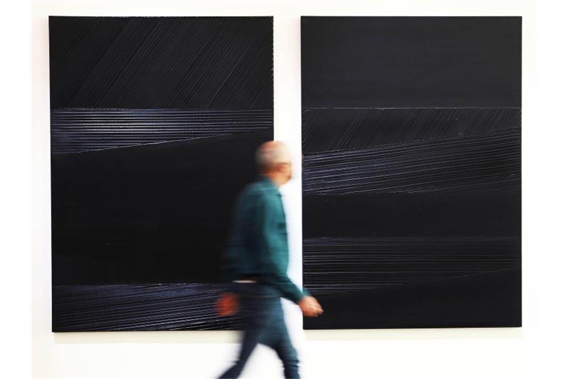 Jenseits von Schwarz: Soulages-Retrospektive in Baden-Baden Die Werke „Peinture 222 x 157 cm, 30 decembre 1990“ (links) und „ Peinture 222 x 157 cm, 5 janvier 1991“ (rechts) von dem Künstler Pierre Soulages. Foto: Uli Deck/dpa