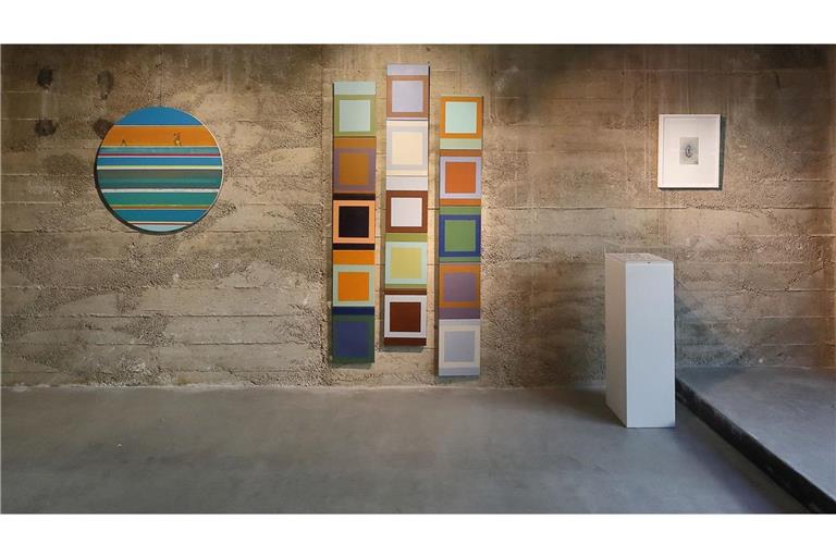 Die Werke von links nach rechts: Prof. Thomas Heger - Wege 1 (2013), Anna Lagosch – Beziehungen (2025), Moritz Dümmel – 5 Glasschlüssel am Metallring (2024), Dümmel – o.T., Kohle und Grafit auf Papier (2024).