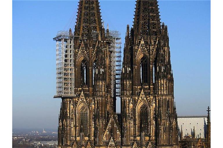 Die Westfassade des Kölner Doms mit dem Baugerüst. Foto: Oliver Berg/dpa