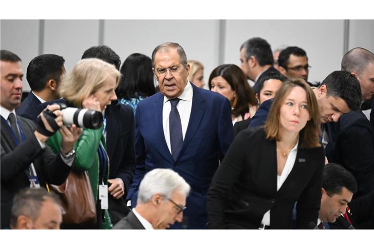 Die "westliche Politikelite" habe sich für die östliche Nato-Erweiterung und somit gegen die OSZE entschieden, sagt der russische Außenminister Sergej Lawrow (M) in Skopje.