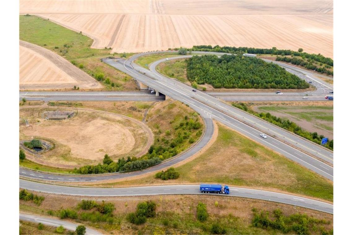 Die Westumfahrung von Halle der Autobahn 143 endet in einem Feld. Foto: Jan Woitas/zb/dpa