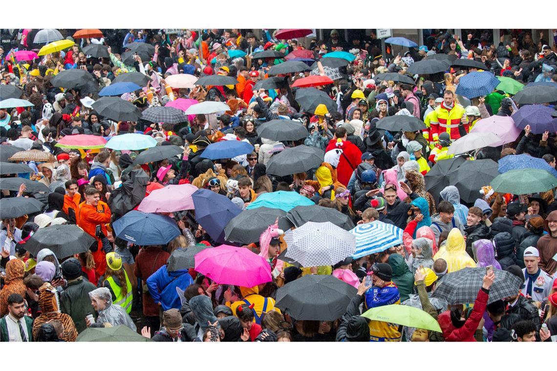 Die Wetteraussichten für Weiberfastnacht sind ziemlich schlecht. (Archivbild)