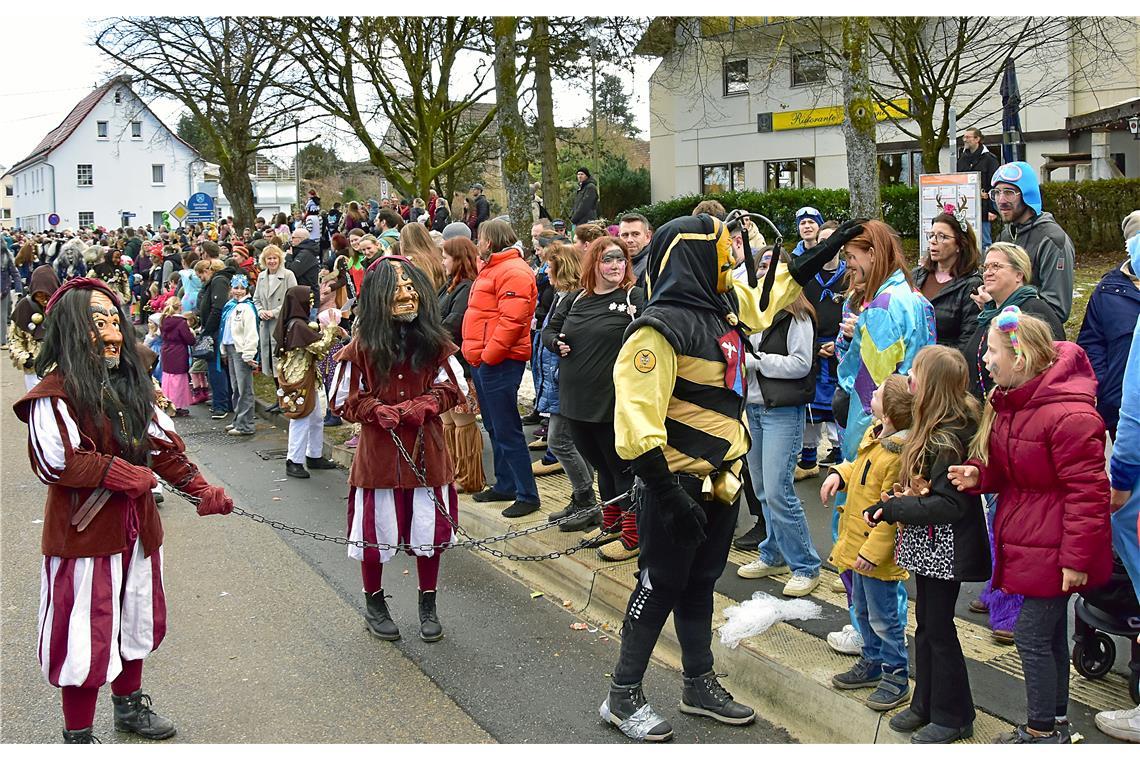 Die Wexhainer Narrenzuft mit ihrer Wespe. Faschingsumzug in Althütte. SK