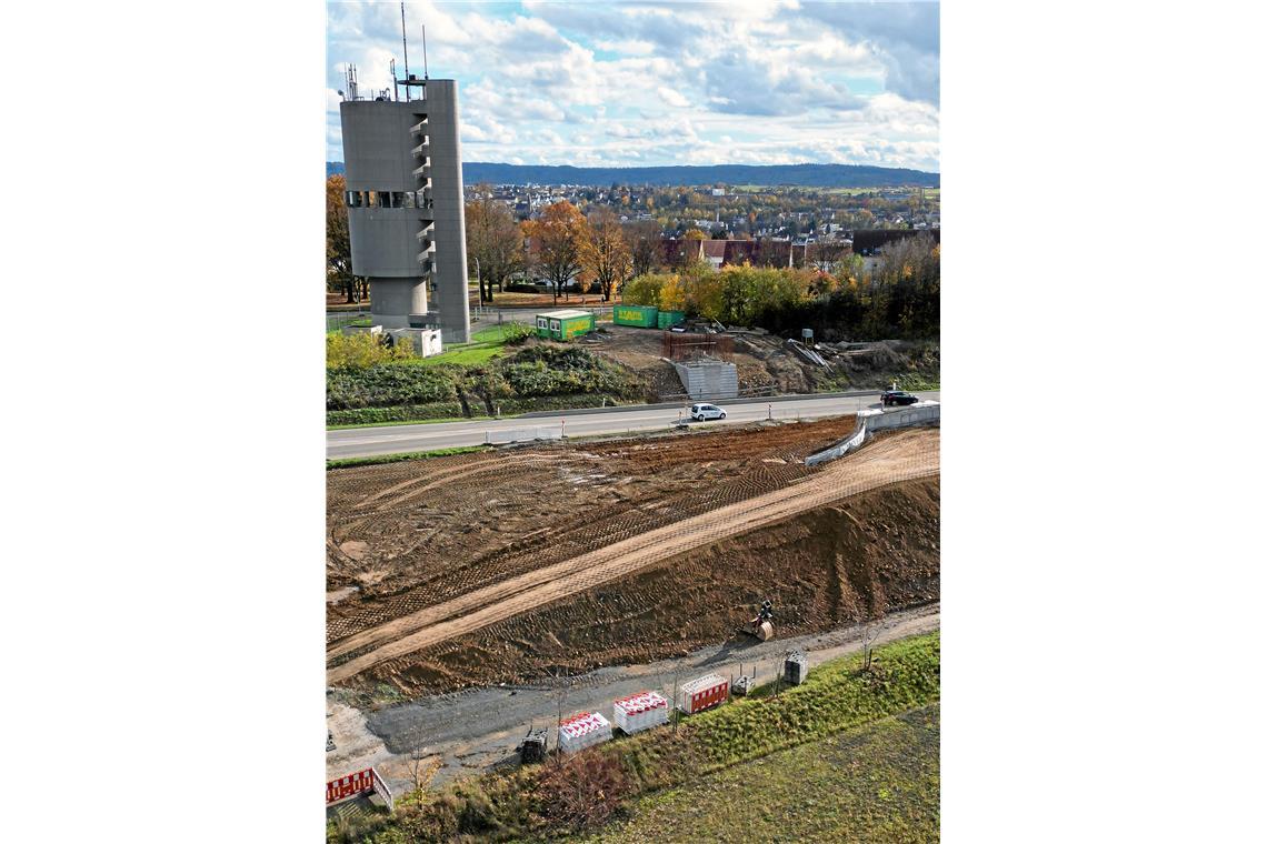 Die Widerlager für die Brücke beim Wasserturm sind fertig. Vierspuriger Ausbau d...