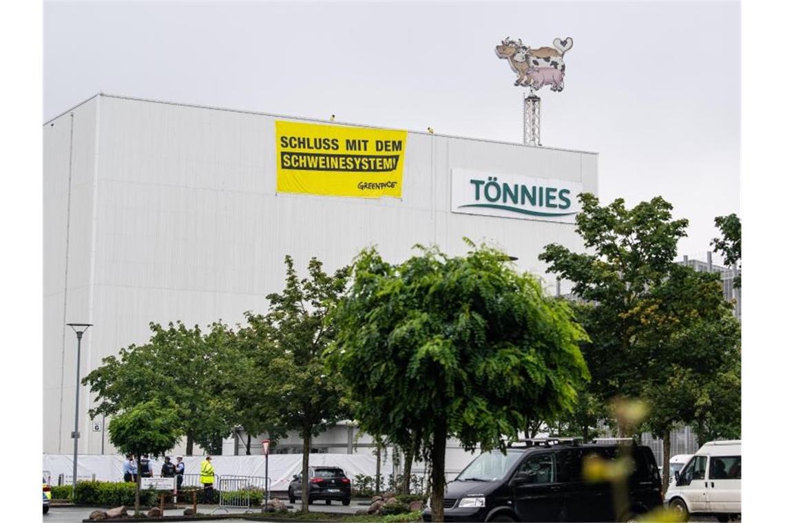 Tönnies schlachtet wieder im Stammwerk Die Wiederaufnahme des Schlachtbetriebs wurde von einer Greenpeace-Protestaktion begleitet. Foto: Guido Kirchner/dpa