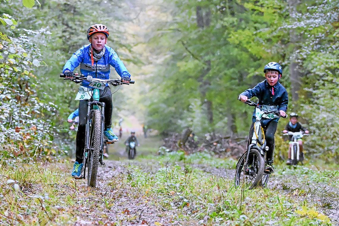 Die Wiesentrasse, die im Plattenwald hinauf in Richtung Sportplatz führt, verlangt den Teilnehmern alles ab. Foto: Tobias Sellmaier