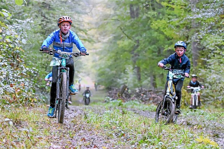Die Wiesentrasse, die im Plattenwald hinauf in Richtung Sportplatz führt, verlangt den Teilnehmern alles ab. Foto: Tobias Sellmaier