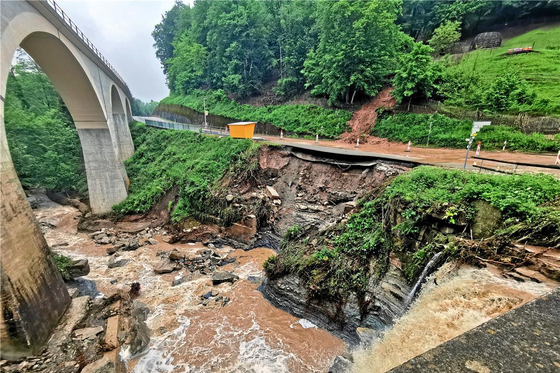 Die Wieslauf hat beim Starkregen im Juni 2024 zwischen Rudersberg und Welzheim beim Viadukt im Bereich der Laufenmühle die Straße unterspült. Der Hang ist abgerutscht. Archivfoto: Gabriel Habermann