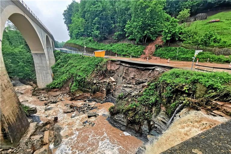 Die Wieslauf hat beim Starkregen im Juni 2024 zwischen Rudersberg und Welzheim beim Viadukt im Bereich der Laufenmühle die Straße unterspült. Der Hang ist abgerutscht. Archivfoto: Gabriel Habermann