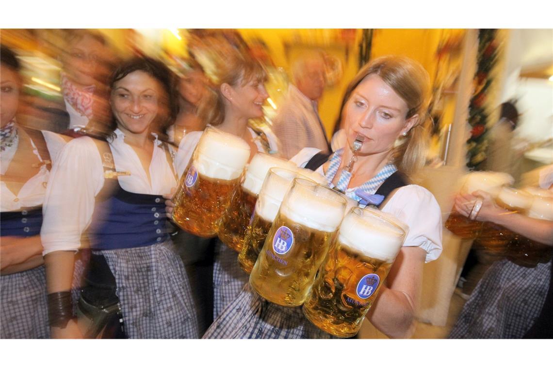 Die Wiesnmaß knackt in diesem Jahr die 15-Euro-Marke. (Archivbild)