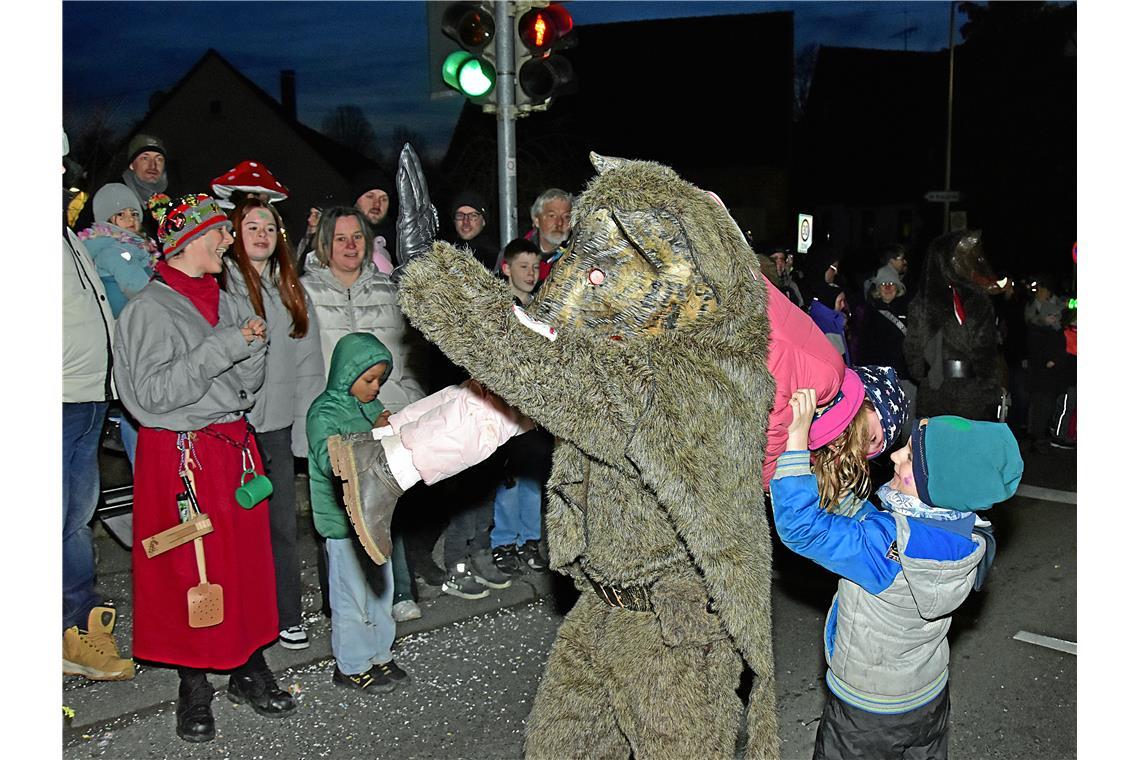 Die Wildsau aus Neuhausen mit ihrem "Fang".  Nachtumzug der Schbiallomba-Schlotz...