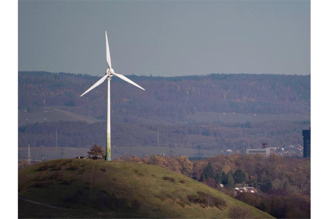 Die Windkraftanlage auf dem Grünen Heiner. Foto: Marijan Murat/dpa
