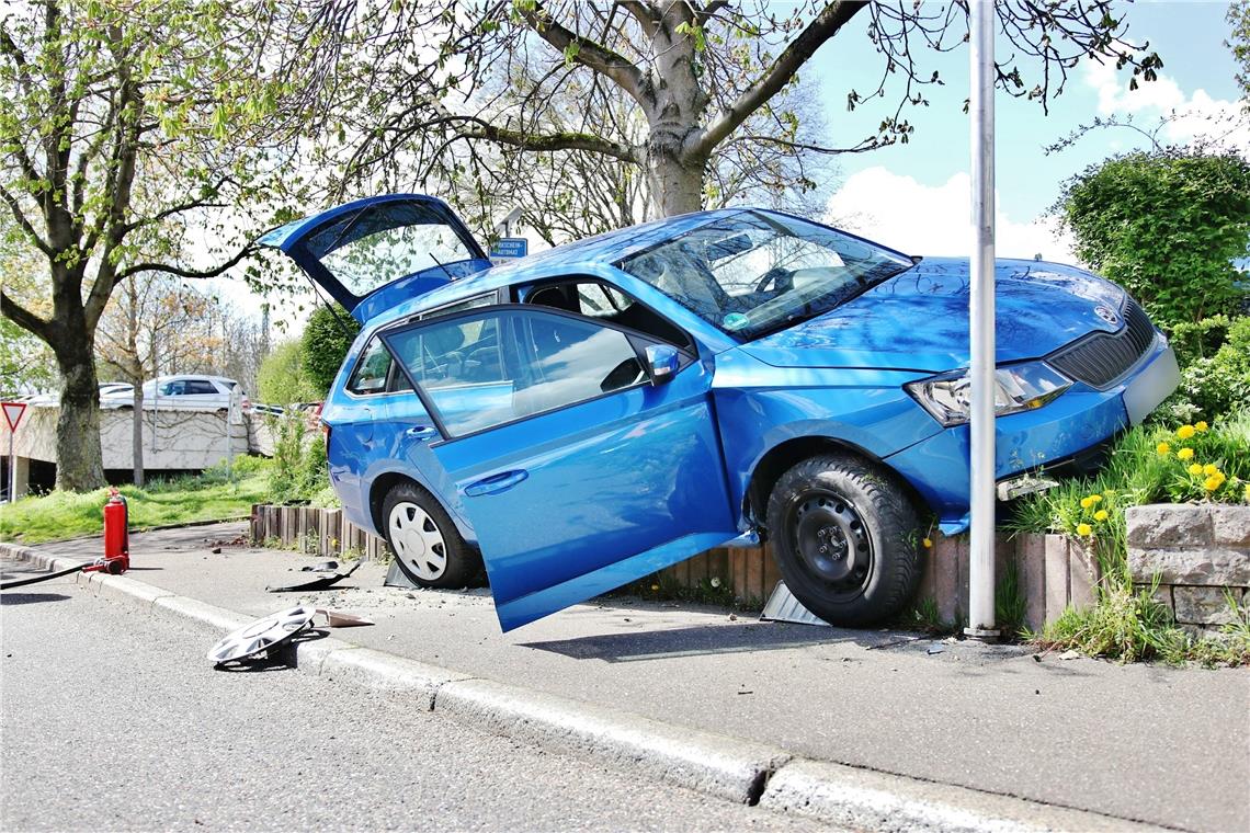 Unfall in Winnenden: Senior fährt Böschung hinauf Die Winnender Feuerwehr half beim Räumen des Unfallorts. Fotograf: 7aktuell.de/Kevin Lermer 7aID:35019