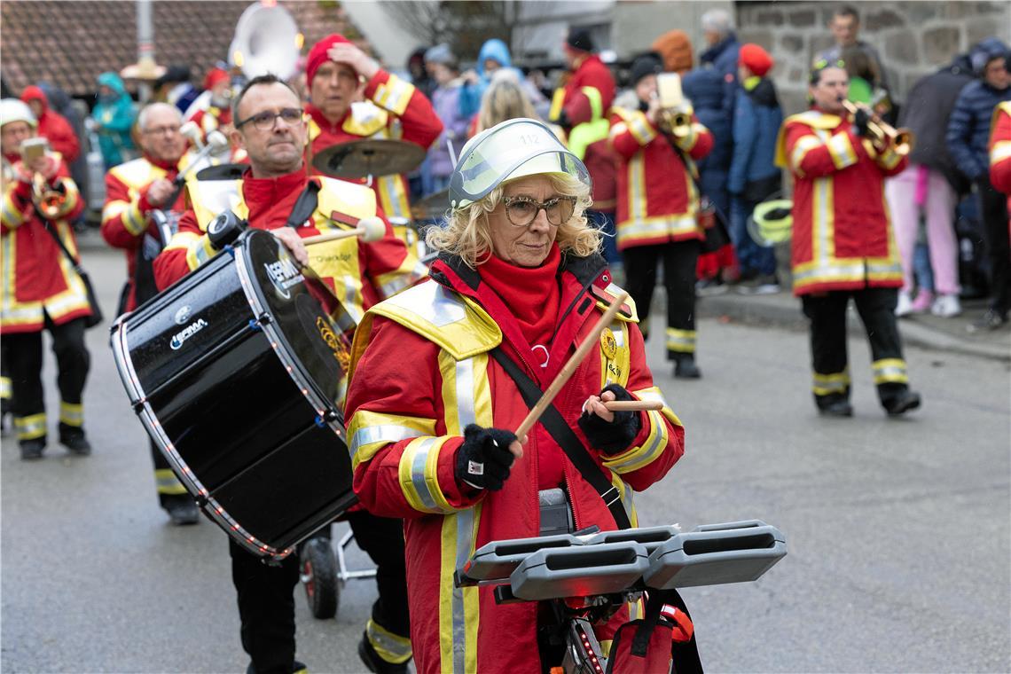 Die Winnender Querköpf spielen Guggenmusik.