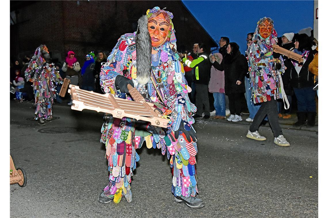 Die Winnender Zipfelbacher Fleckahansel machten mächtig Lärm mit den Rätschen. N...