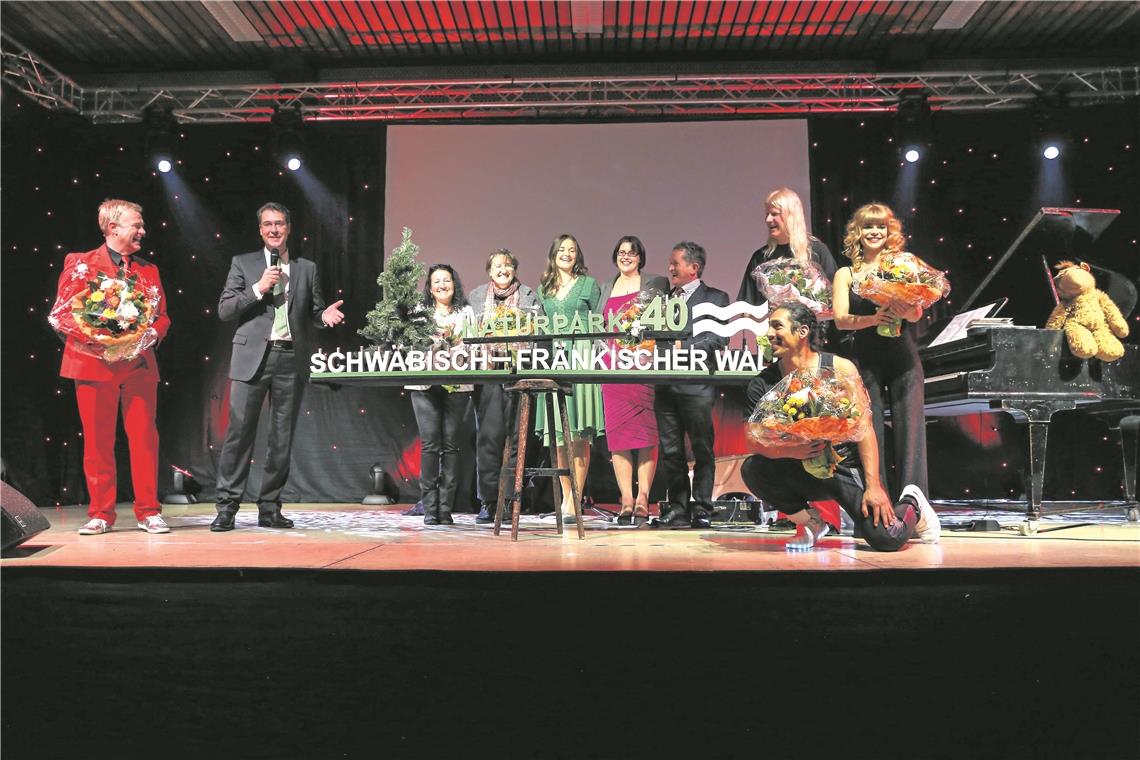 Mehrere Jubiläen und eine große Show Die Winterkulturtage sind eröffnet: Das Finale mit allen Künstlern, der Waldfee und Landrat Sigel. Foto: M. Metzger