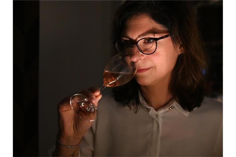 Die Winzerin Nadine Herres-Singer vom Sektgut St. Laurentius in Leiwen an der Mosel verkostet einen Rosé-Sekt aus eigener Erzeugung, der einen Sonderpreis des Deutschen Weininstituts erhalten hat. Foto: Peter Zschunke/dpa-Zentralbild/dpa