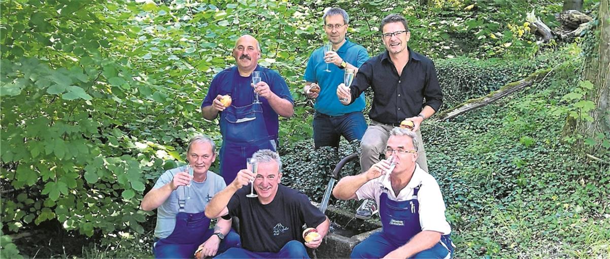 Die wirklich kühle Ausgabe der Kaltwasser-Challenge: Die Gemeindeverwaltung Großerlach hat es sich mit Wasser aus der Quelle und Fischbrötchen gut gehen lassen. Foto: privat