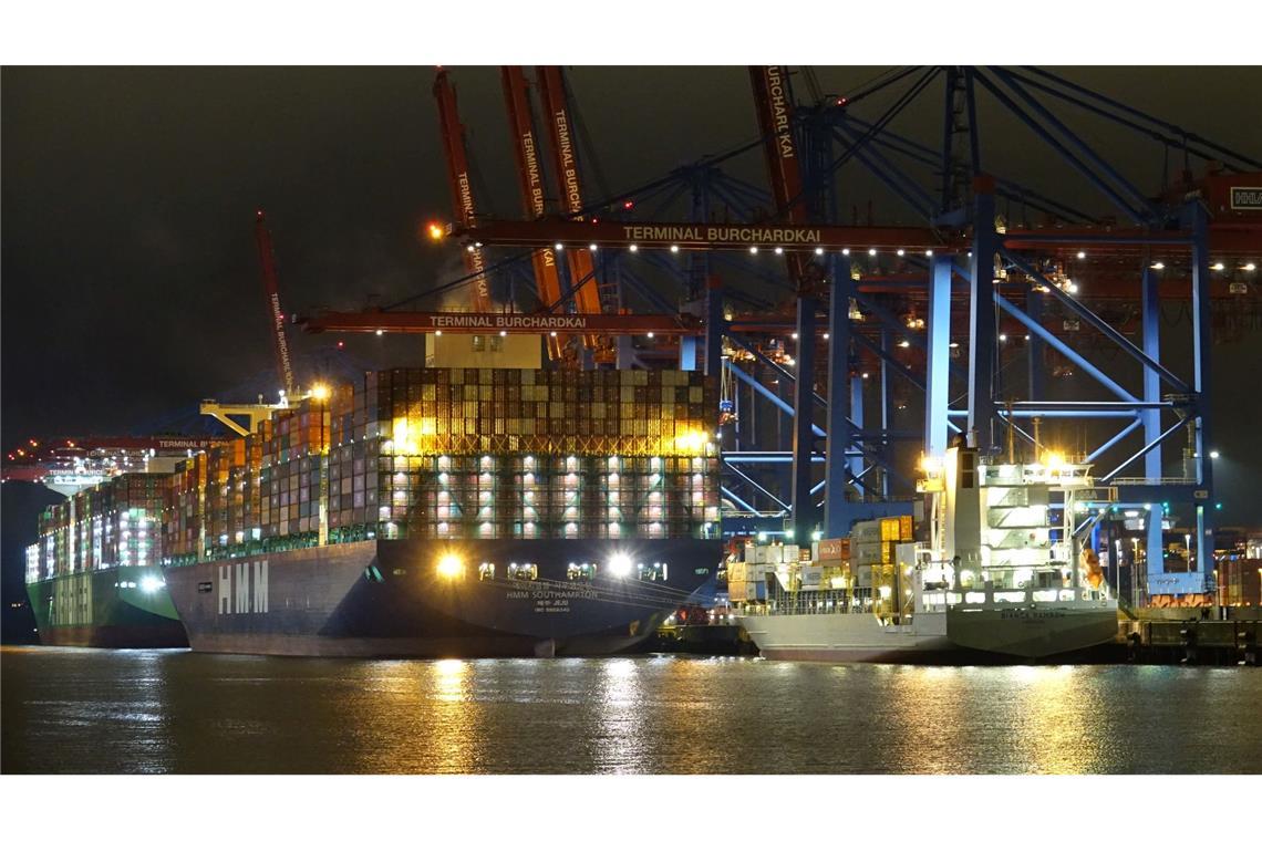Die Wirtschaft hat sich in den einzelnen Bundesländern sehr unterschiedlich entwickelt. Hamburg, dessen Hafen hier zu sehen ist, hat zugelegt. (Archivbild)