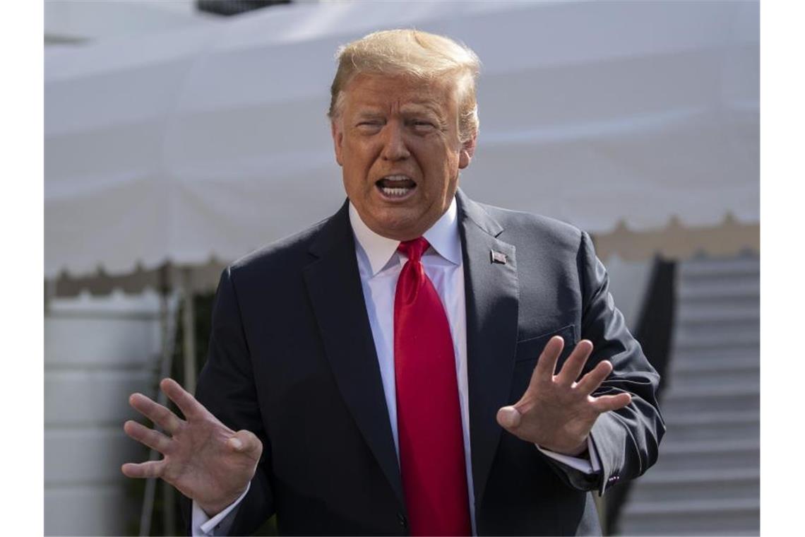Corona-Fälle nehmen in den USA weiter rapide zu Die Wirtschaft werde sich bald wieder erholen und „das Virus wird irgendwann gewissermaßen einfach verschwinden“, glaubt US-Präsident Trump noch immer. Foto: Alex Brandon/AP/dpa