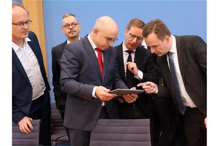 Die Wirtschaftsforscher Sebastian Dullien, Peter Bofinger, Gabriel Felbermayr, Michael Hüther und Jens Südekum (v.l.) stellen ihre Vorschläge in der Corona-Krise vor. Foto: Wolfgang Kumm/dpa