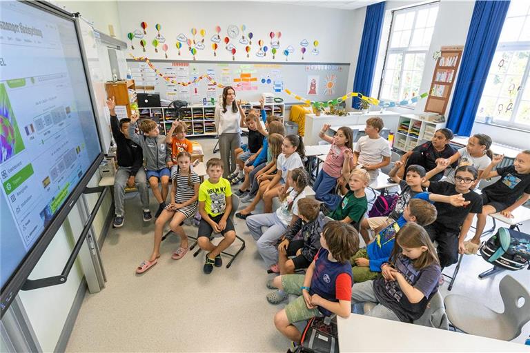 Die WM-Tippspielseite auf der digitalen Tafel, die Schülerinnen und Schüler bei der Debatte über ihre nächsten Prognosen für die Viertelfinalspiele. Foto: Alexander Becher