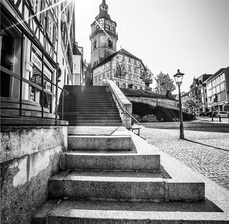 Trepp auf, Trepp ab Die wohl bekannteste Treppe Backnangs ist die, die vom Marktplatz zum Stadtturm hinaufführt.Fotos: A. Becher