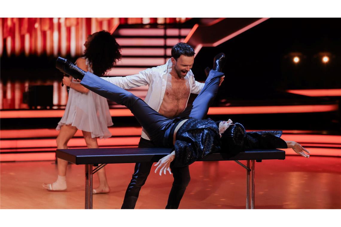 Die wohl kurioseste Szene des Abends: Jorge González und der Tisch.