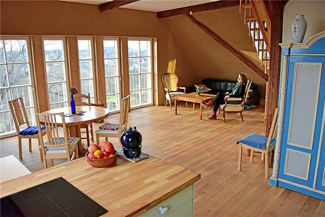 Die Wohnung unter dem Dach ist für Laura Kutter zu einem behaglichen Rückzugsort geworden. Durch die große Fensterfront blickt sie auf ländliche Idylle.Fotos: Tobias Sellmaier