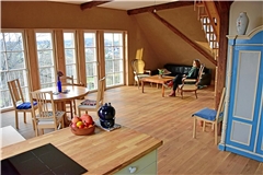 Die Wohnung unter dem Dach ist für Laura Kutter zu einem behaglichen Rückzugsort geworden. Durch die große Fensterfront blickt sie auf ländliche Idylle.Fotos: Tobias Sellmaier