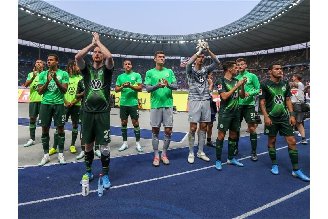 Die Wolfsburg-Profi feiern mit ihren Fans den Auswärtssieg in Berlin. Foto: Andreas Gora