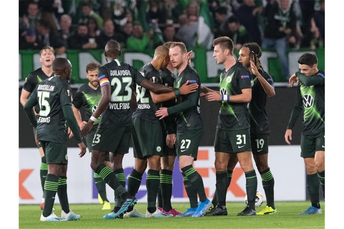 Die Wolfsburger bejubeln das Tor zum 1:0 gegen den FC Oleksandriya. Foto: Peter Steffen