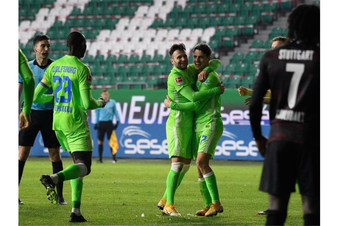 Die Wolfsburger Josip Brekalo (r) und Renato Steffen bejubeln das 1:0. Foto: Swen Pförtner/dpa