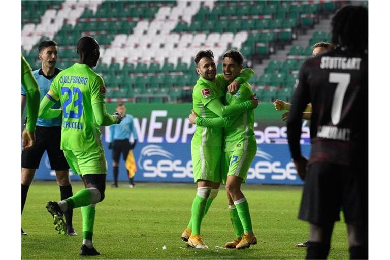 Die Wolfsburger Josip Brekalo (r) und Renato Steffen bejubeln das 1:0. Foto: Swen Pförtner/dpa
