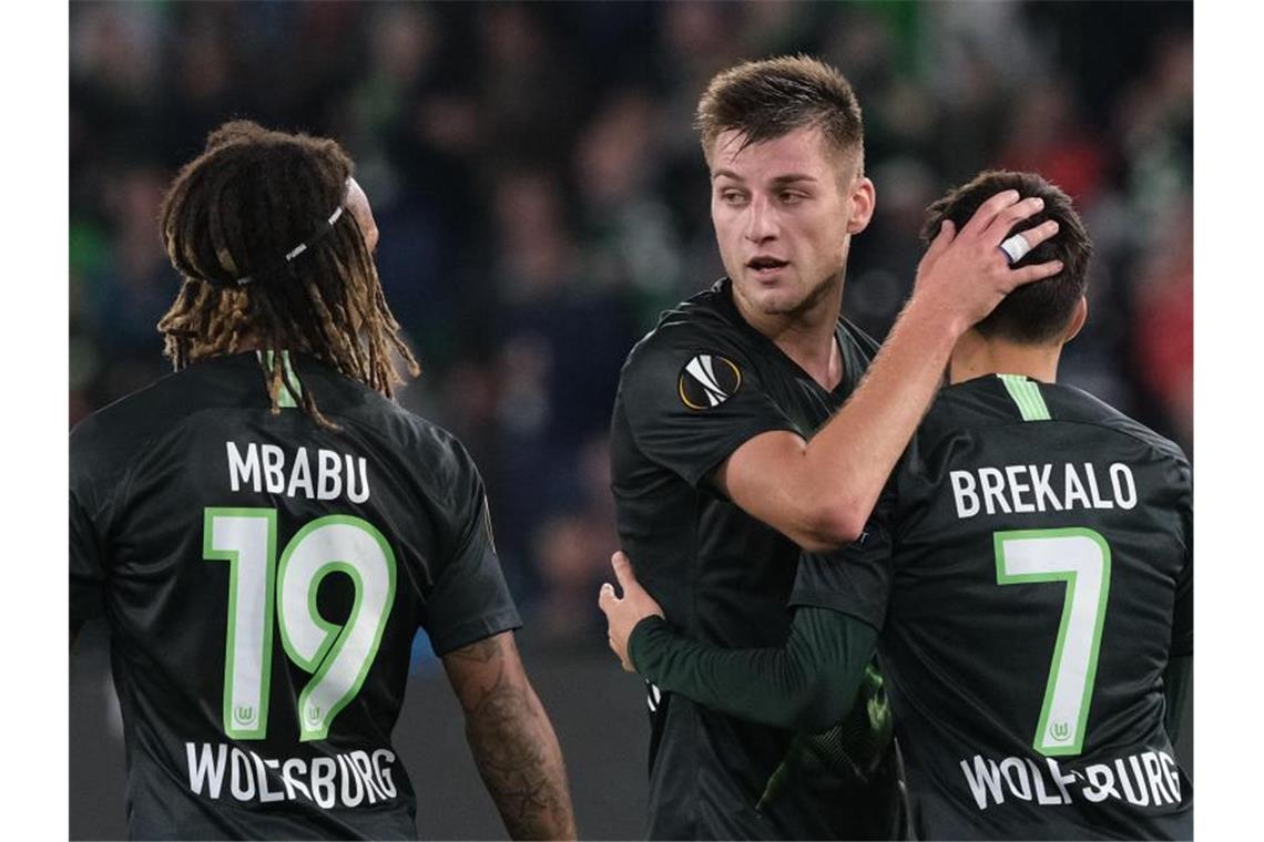 Die Wolfsburger um Kevin Mbabu, Robin Knoche und Josip Brekalo (l-r) feierten einen Pflichtsieg. Foto: Peter Steffen