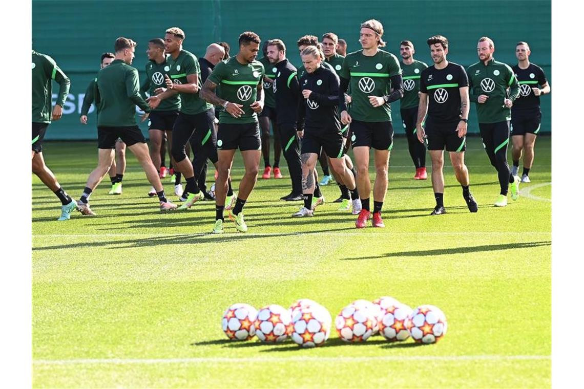 Die Wolfsburger um Maximilian Arnold (2.v.r.) gehen selbstbewusst ins Spiel gegen den FC Sevilla. Foto: Swen Pförtner/dpa