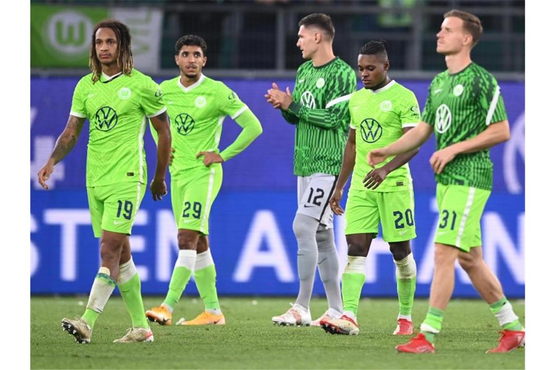 Van Bommel führt Wolfsburg ruhig zur Spitze Die Wolfsburger verzichteten trotz ihres Sieges auf einen großen Jubel. Foto: Swen Pförtner/dpa