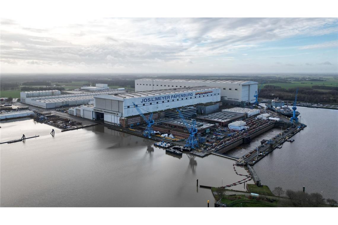 Die Wolken über der Meyer Werft in Papenburg werden weniger – neue Aufträge für Kreuzfahrtschiffe garantieren die Auslastung für die kommenden zehn Jahre.