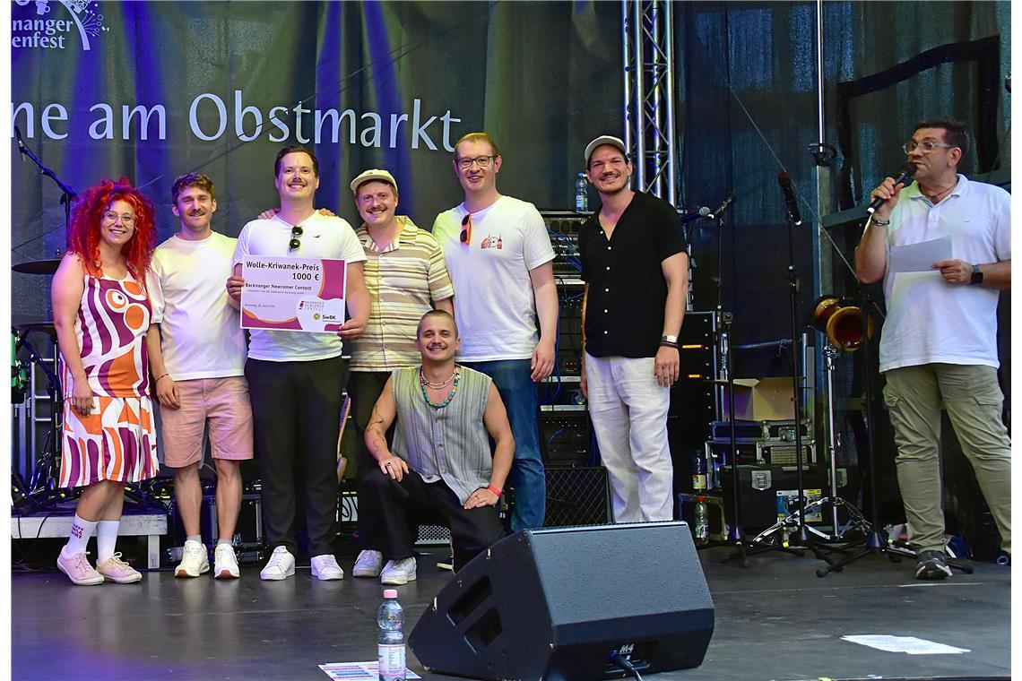 Die Wolle-Kriwanek-Preisträger der Band Dumon mit Straßenfest-Frau Melissa Dange...