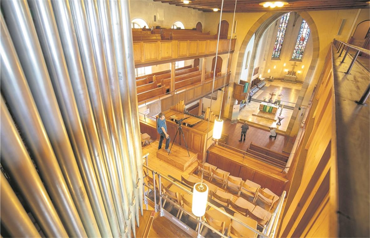 Der genaue Blick auf ein geliebtes Objekt Die Workshopteilnehmer sind ausgeschwärmt und nähern sich der Stiftskirche aus ganz unterschiedlichen Perspektiven. Fotos: A. Becher