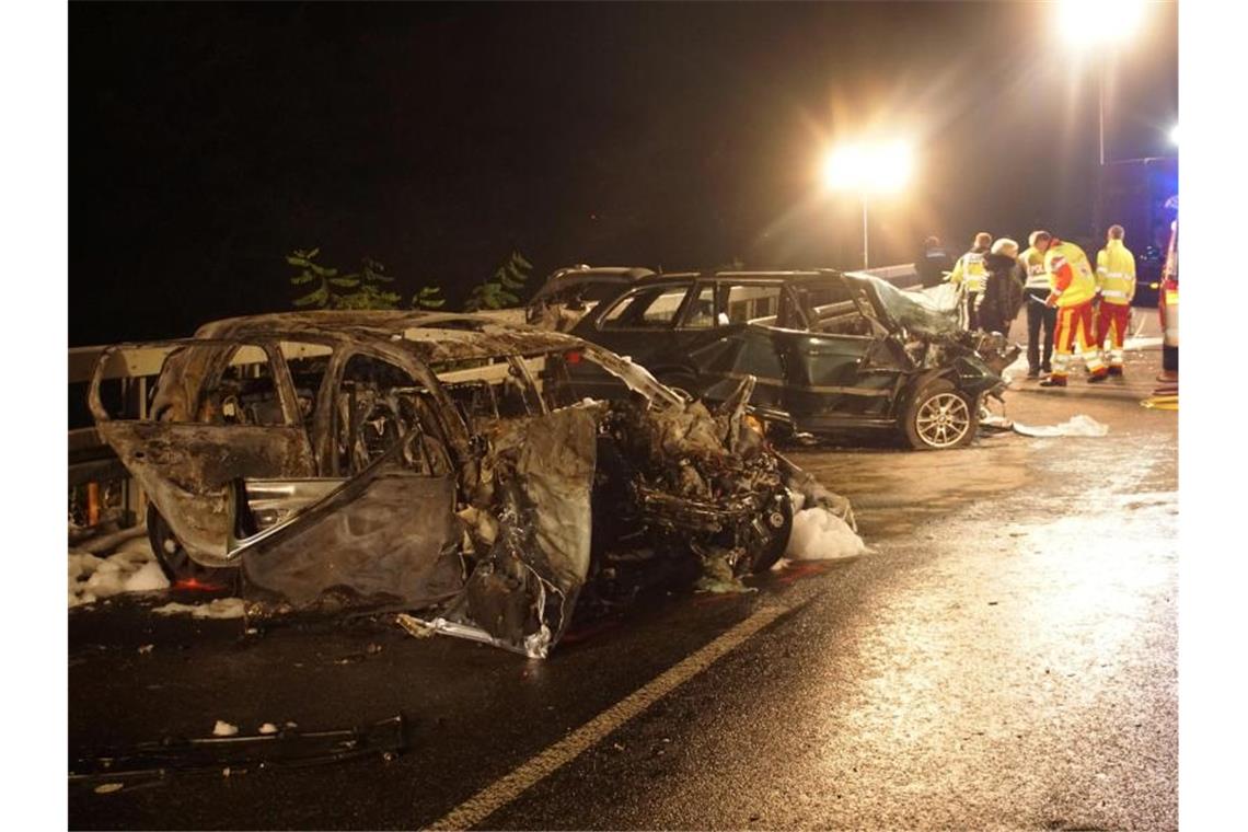 Die Wracks von zwei nach einem Unfall komplett zerstörten Autos liegen auf der L353 bei Nagold-Iselshausen. Foto: Gress/SDMG/dpa