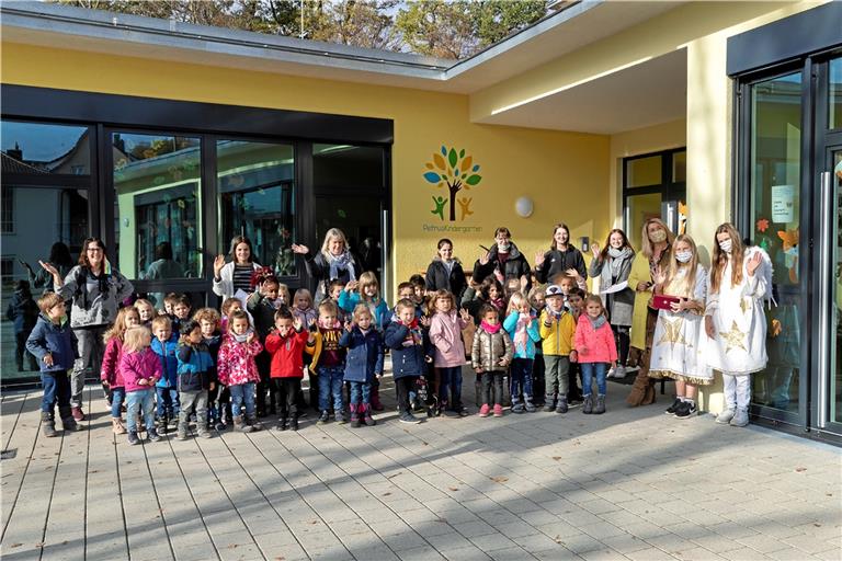 Die „Wünsch dir was vom Christkind“-Tour begann im evangelischen Kindergarten Sachsenweiler, der von Jutta Hofer (links) geleitet wird. Die Kinder legten ihren Weihnachtszettel mit den Wünschen in die vom Christkind Lotta Franziskus mitgebrachte rote Schatulle. Zu den Besuchern gehörten auch die himmlische Helferin Paula Franziskus (rechts) und Gudrun Nopper (Dritte von rechts). Foto: J. Fiedler