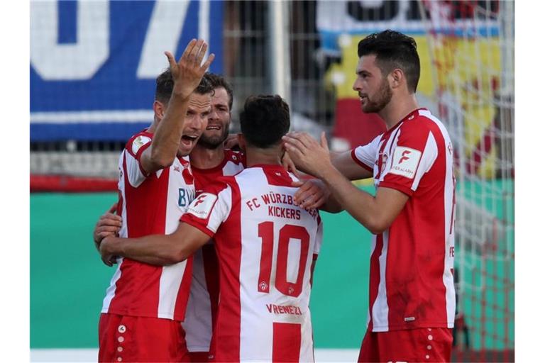 Die Würzburger Kickers steigen als zweite Mannschaft direkt in die 2. Liga auf. Foto: Daniel Karmann/dpa