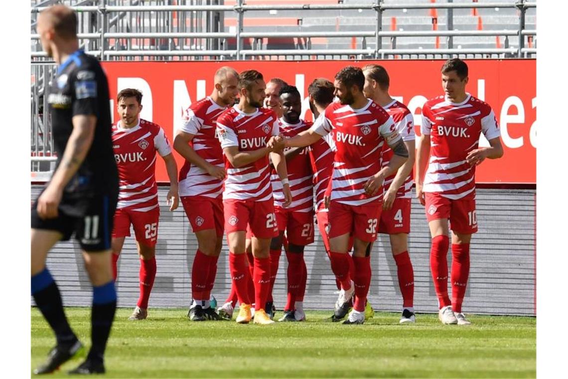 Die Würzburger Kickers verabschiedeten sich zumindest mit einem Punkt gegen Paderborn aus der 2. Liga. Foto: Timm Schamberger/dpa